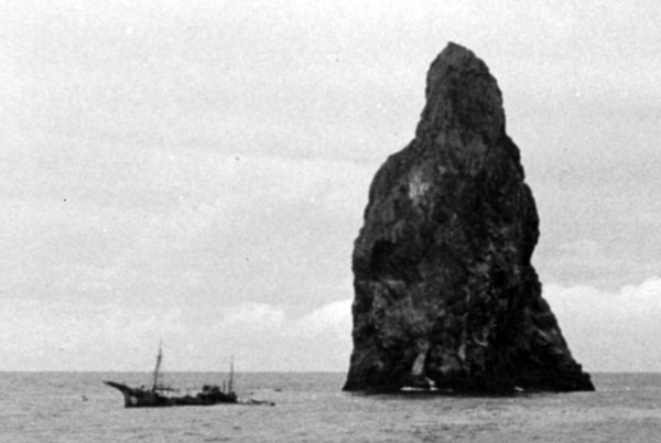 Unidentified sampan near Sofu Gan Rock